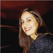 Laureata in Economia e Gestione delle aziende impartisce lezioni di Economia aziendale per studenti di ist. tecnici commerciali